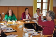 Die Frauen beratschlagen am vergangenen Freitag verschiedene Streikmöglichkeiten. (Bild: Sabrina Bächi)