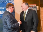 US-Aussenminister Mike Pompeo (rechts) und sein Finnischer Amtskollege Timo Soini unterhalten sich an einem Treffen der Aussenminister des Arktischen Rates. (Bild: KEYSTONE/EPA COMPIC/KIMMO BRANDT)