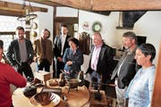 Im Käppeli-Haus gab es viel Interessantes zu erfahren. Von links Ralf Bucher, Grossrat, Hannes Küng, Gemeindeammann Merenschwand, Hugo Kreyenbühl, Geschäftsführer Muri, Marlies Villiger, Gemeindeammann Auw, Josef Huwiler, Gemeindeammann Sins, Martin Heller, Gemeindeammann Mühlau, und Gioia Huonder, Gemeindeammann Rottenschwil. (Bild: Eddy Schambron)