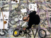 Der Künstler Rainer Otto Hummel arbeitet für das Kunstprojekt «WandnebenWand» in der Kunsthalle Luzern. (KEYSTONE/Alexandra Wey) (Bild: Keystone/ALEXANDRA WEY)