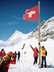 Touristen posieren für Fotos auf dem Jungfraujoch auf 3466 Metern über Meer. (Bild: Manuel Lopez/KEY)