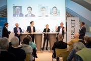 Mitten in der Diskussion (von links): Gesprächsleiter und "Tagblatt"-Chefredaktor Stefan Schmid, der St. Galler Sicherheitsdirektor Fredy Fässler, der Ausserrhoder Ständerat Andrea Caroni, SVP-Generalsekretärin Esther Friedli, der St. Galler Schützenpräsident Jakob Büchler und "Tagblatt"-Redaktor Jürg Ackermann. (Bild: Ralph Ribi)