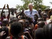 Bundesrat Alain Berset trifft am Montag Kinder in einem Lager für Vertriebene in Kaga-Bandoro in der Zentralafrikanischen Republik. (Bild: Keystone/ANTHONY ANEX)