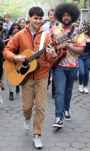 Ezra Koenig, Chris Baio und Brian Robert Jones von der Band Vampire Weekend spazieren singend im Washington Square Park in New York. (Foto: Taylor Hill/Getty Images/3.Mai 2019)