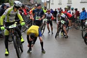 Doppelsieger Patrik Wägeli (Nummer 57) sucht im Getümmel seinen Biker Nöldi Forrer. (Bild: Urs Huwyler)
