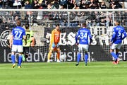 Wie angewurzelt: David Zibung kassiert ein Freistosstor von Luganos Alexander Gerndt. (Bild: Samuel Golay/Keystone (Lugano, 5. Mai 2019))