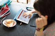 Wenn alles nach Plan verläuft, sollen künftig alle Wiler Oberstufenschüler ein persönliches iPad erhalten. (Bild: Gaetan Bally/key)