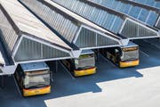 Postautos stehen beim Busbahnhof in Bern. (Bild: KEYSTONE/Peter Klaunzer, 26. Juli 2018)