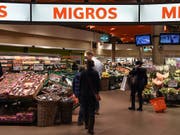 Die Migros-Filiale als Paketschalter. In rund 300 Läden des Grossverteilers können Schweizer künftig ihre Postpakete aufgeben oder abholen. (Bild: KEYSTONE/MELANIE DUCHENE)