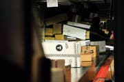 Pakete in der Paketverteilzentrale Frauenfeld. Neu kann man solche Pakete auch in ausgewählten Stadtsanktgaller Migros- und Denner-Filialen aufgeben und in Empfang nehmen. (Bild: Donato Caspari - 11. Dezember 2015)