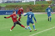 Zu Spielbeginn ist der Rasen noch grün: Der Willisauer Elias Kohler (links) klärt hier gegen den Hergiswiler Luca Mombelli. Bild: Jakob Ineichen (Willisau, 4. Mai 2019)