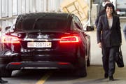 Sommaruga hat Doris Leuthards Tesla-Dienstwagen übernommen. (Bild: Keystone, Luzern, 22. Januar 2015)