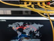 Die Telefon- und Internetüberwachung ist aus Sicht der Finanzkontrolle nützlich bei der Aufklärung von Straftaten. Weil die Massnahmen teuer sind, könnten die Strafverfolgungsbehörden aber zunehmend darauf verzichten. (Bild: KEYSTONE/CHRISTIAN BEUTLER)