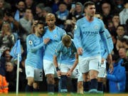 Vincent Kompany lässt sich von seinen Kollegen als Matchwinner feiern (Bild: KEYSTONE/AP/RUI VIEIRA)
