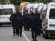 Die Polizei sperrt die Gegend um den Zigarettenladen weiträumig ab, wo ein Mann vier Menschen gefangen gehalten hatte. Alle Geiseln konnten unverletzt aus der Gewalt des bewaffneten Täters befreit werden. (Bild: KEYSTONE/EPA/FREDERIC SCHEIBER)