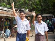 Nach mehr als 500 Tagen im Gefängnis hat Myanmar am Dienstag zwei Reporter der Nachrichtenagentur Reuters freigelassen - Wa Lone (links) und Kyaw Soe Oo (rechts) waren zu sieben Jahren Haft verurteilt worden. (Bild: KEYSTONE/AP/THEIN ZAW)