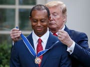 US-Präsident Donald Trump hat am Montag den Golfspieler Tiger Woods ausgezeichnet. (Bild: KEYSTONE/EPA/SHAWN THEW)