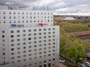 Die Schweizer Hotelbranche hat im März wieder etwas mehr Übernachtungen verzeichnet. Iim Bild das Hotel Ibis das Novotel in Bern. (Bild: KEYSTONE/ALESSANDRO DELLA VALLE)