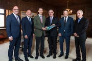 Regierungschef-Stellvertreter Daniel Risch, Regierungschef Adrian Hasler und Erbprinz Alois von und zu Liechtenstein haben die Roadmap vom Boardvorsitzenden Lothar Ritter und den Boardmitgliedern Markus Goop und Christian Wolf erhalten (von links). (Bild: Martin Walser)