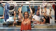 «So viel Fleisch in diesem Land»: Eine Frau macht Klimmzüge in einer Metzgerei. (Filmbild: Antonia Meile/PD)