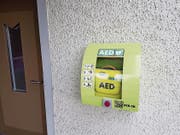 Der Defibrillator am Haus an der Hauptstrasse 76 in Eschenz. (Bild: PD)