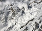 Eindrückliche Staublawine nach einer Sprengung in der Region Zermatt. (Bild: B. Jelk)
