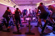 Spinning-Gruppe trainiert in einem Fitness Center in Genf. Die Romands fühlen sich körperlich weniger fit als die Deutschschweizer (Bild: Salvatore Di Nolfi, Keystone)