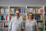 Alexandra Graf und Martin Kramer sind überzeugt, dass Bücherlesen in Zukunft wieder wichtiger wird. Bild: Rahel Jenny Egger