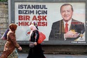 Wahlplakat der Regierungspartei AKP von Recep Tayyip Erdogan in Istanbul. (Bild: Miguel Angel Sanchez/Bloomberg (28. März 2019))