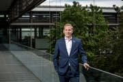 Der neue Chef von B. Braun in Sempach, Roman Kübler, im Innenhof des Firmensitzes. (Bild: Pius Amrein, Sempach, 25. April 2019)