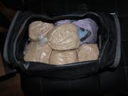 Unter anderem dieses in einer Sporttasche verstaute Streckmittel aus Paracetamol und Koffein beschlagnahmte die Freiburger Kantonspolizei. (Bild: FREIBURGER KANTONSPOLIZEI)