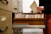 Die Volksinitiative will amtliche Dokumente wie in diesem Aktenschrank grundsätzlich öffentlich machen. (Bild: Peter Klaunzer/Keystone)