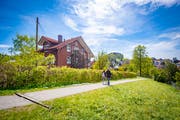 Auf dem Panoramaweg über Drei Weieren. Irgendwo rechts neben das Gartenhäuschen und den grossen Baum rechts der Bildmitte käme die obere Station des Lifts von der Bergstation der Mühleggbahn her zu stehen. (Bild: Urs Bucher - 7. Mai 2019)