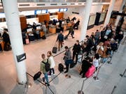 Billigst-Flugtickets sind nach Ansicht des Lufthansa-Präsidenten ökonomisch und ökologisch unverantwortlich. (Bild: KEYSTONE/EPA RITZAU SCANPIX/PHILIP DAVALI)