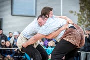 Domenic Schneider (rechts) verdiente sich seinen Platz im Schlussgang gegen Armon Orlik. Dort fand er gegen den Topfavoriten aus dem Bündnerland aber kein Rezept mehr. (Bild: Andrea Stalder)