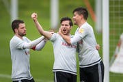 Luca Roelli (Mitte) jubelt mit Marc Grünenfelder (links) und Simon Hofstetter. (Bild:Michel Canonica/TAGBLATT)