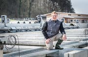 Geschäftsführer Martin Junker in der neuen Fischzucht des Kundelfingerhofs. (Bild: Andrea Stalder)