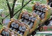 Eine Achterbahnfahrt, die ist lustig ... Ein Bild aus einem Vergnügungspark in Südkorea. (Bild: Lee Jin-Man/AP, Yongin, 2. Mai 2019)