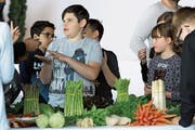Mit grossem Interesse begutachten die Kinder das Gemüse des «Buuregarte» in Hünenberg. (Bild: Charly Keiser, Zug, 7. Mai 2019)