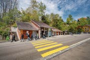 Die Bergstation der Mühleggbahn mit der Treppe zum Panoramaweg über Drei Weieren. Der Förderverein des Bähnchens möchte mit Liftturm und Steg oder per Schräglift einen barrierefreien Zugang zu diesem Weg verwirklichen. Kostenpunkt: eine Million Franken. (Bild: Urs Bucher - 7. Mai 2019)