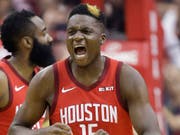 Clint Capela gleicht mit den Houston Rockets die Viertelfinal-Serie gegen Titelhalter Golden State zum 2:2 aus (Bild: KEYSTONE/FR171023 AP/ERIC CHRISTIAN SMITH)