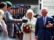 Charles Prince of Wales (rechts) und Camilla, Herzogin von Cornwall (Mitte), bei ihrer Ankunft in Berlin-Tegel (Bild: KEYSTONE/EPA/FILIP SINGER)