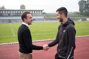Handshake im Passauer Dreiflüssestadion: Der rumänische Amateurfussballer Fabian Vatavu (rechts) trifft SašaMarinkovic, den Gründer einer Spielervermittlungsplattform, die ihm helfen sollte, einen neuen Verein zu finden. (Foto: Facebook/Football-Connects/SašaMarinkovic)