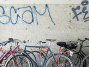 Dutzende Velos hat ein Dieb im Kanton Waadt geklaut. Die Polizei stellte 55 Fahrräder sicher. (Bild: KEYSTONE/PETRA OROSZ)
