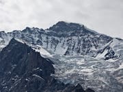Wie formen Gletscher die typische alpine Landschaft? Mithilfe kosmischer Teilchen können Forschende unter den Eigergletscher blicken. (Bild: KEYSTONE/GAETAN BALLY)