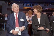 Lord Griffiths of Fforestfach im Gespräch mit Bundesrätin Doris Leuthard bei der Eröffnung des letztjährigen Symposiums. Bild: Urs Bucher (St. Gallen, 3. Mai 2018)