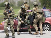 Die Polizisten ergreifen in der Übung in Collombey-Muraz einen «Terroristen». (Bild: Keystone/LAURENT GILLIERON)