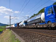 Trotz neuem Gotthard-Basistunnel läuft der Verkehr des Kombi-Operateurs Hupac auf dem Rhein-Alpen-Korridor nicht reibungslos. Hupac fordert deshalb weiterhin Abgeltungen vom Bund. (Bild: KEYSTONE/GAETAN BALLY)