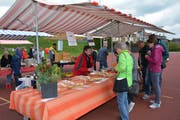 Der Regio-Genussmarkt in Kirchberg zog trotz des schlechten Wetters zahlreiche Besucher an. (Bild: Beat Lanzendorfer)