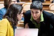 Die St.Galler SP-Nationalrätin Barbara Gysi (rechts) tauscht sich mit Parteikollegin Mattea Meyer (ZH) aus. (Bild: Peter Schneider/KEY, Bern, 19. März 2019)
